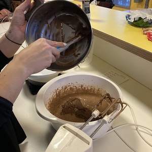 Die Twix-Creme und geschmolzene Schokolade dazugeben