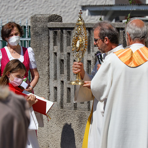 Feier im Innenhof der Pfarre