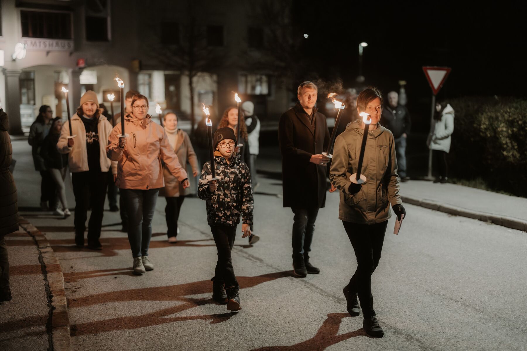 Mit Fackeln, die zuvor am Osterfeuer entzündet worden waren, marschieren die Teilnehmer:innen der Auferstehungsfeier am Morgen des Ostersonntags in die Pfarrkirche Reichraming.