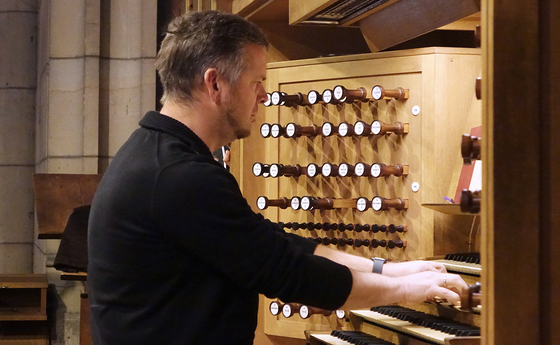 Simon Eitzlmayr an der Rudigierorgel