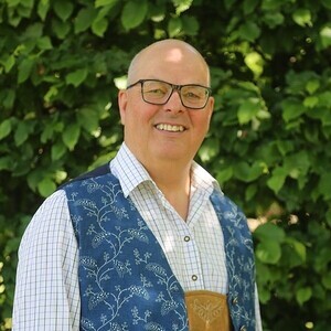 Charly Langthaler – Finanzverantwortung: Finanzen sichern die Rahmenbedingungen, damit Seelsorge wirken, wachsen und die Pfarrgemeinde gut leben kann.