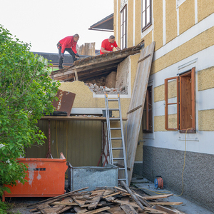 Sanierungsarbeiten Pfarrhof Kirchdorf an der KremsFoto: angebaute Garage wird abgetragen, hier wird eine Fluchtstiege errichtet