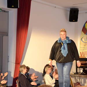 MODENSCHAU und Informationen über ökologisch und fair hergestellte Kleidung 