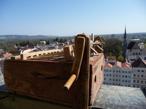 Eine der 3 großen Holzratschen am Turm der Pfarrkirche Braunau-St. Stephan