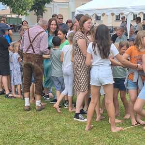 Vorbereitung der Kids zum Seilziehen