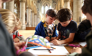 Buntes Mitmachprogramm mit Kreativstationen, Hüpfkirche und einer Zaubershow