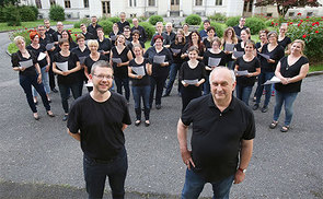 Chor des Konservatoriums für Kirchenmusik der Diözese Linz mit Direktor Wolfgang Kreuzhuber (vorne re) und Andreas Peterl (vorne li)