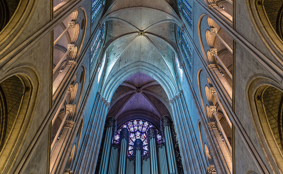 Gewölbe im Langhaus der Kathedrale Notre-Dame de Paris, Frankreich. (Link zum Foto: https://commons.wikimedia.org/wiki/File:Paris_Notre-Dame_Vaults_01.JPG)