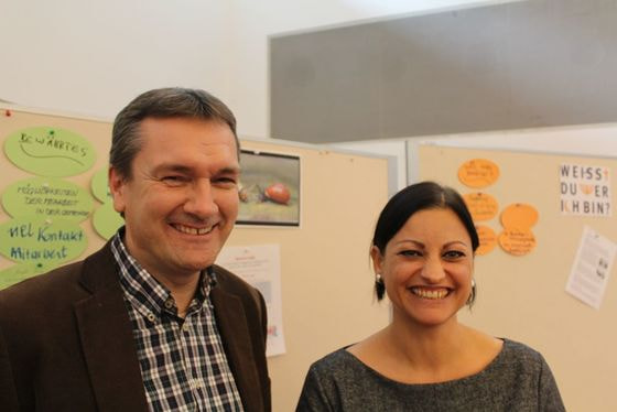 Wilfried Scheidl (Leiter RegionalCaritas OÖ) und Daniela Burtscher, verantwortlich für das Projekt „Integrationsbegleitung“ in der Caritas OÖ