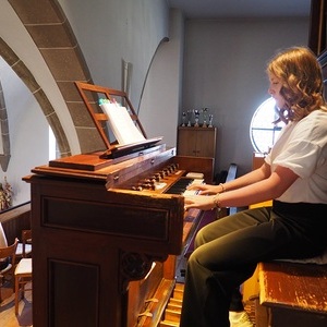 Christina Hackl an der großen Kirchenorgel