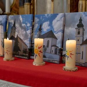 Vertreter:innen der Seelsorgeteams der einzelnen Pfarrgemeinden brachten Kerzen mit, die zum  Bildder jeweiligen Pfarrkirche auf die Seitenaltäre gestellt wurden.
