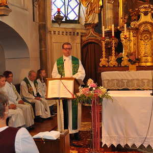 zur Sonntagsmesse in der Pfarrkirche