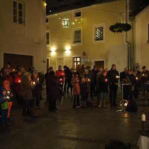 Adventkranzsegnung am Höllplatz