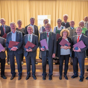 Am 26. September 2024 überreichte Diözesanbischof Manfred Scheuer im Linzer Priesterseminar an engagierte Christ:innen die Florian-Medaille und die Severin-Medaille. Diese diözesanen Ehrenzeichen sind ein Zeichen des Dankes und der Anerkennung für la