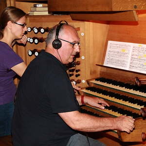 Und dann geht's los mit zwei Orgeln - ohne Kopfhörer geht da gar nichts!