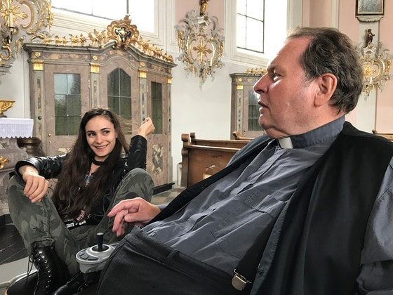 Jasmin Mairhofer als jugendliche Straftäterin Sofia mit Ottfried Fischer als Pfarrer Anton