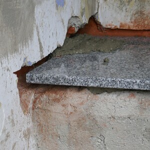 Altarplatte wird eingemauert.