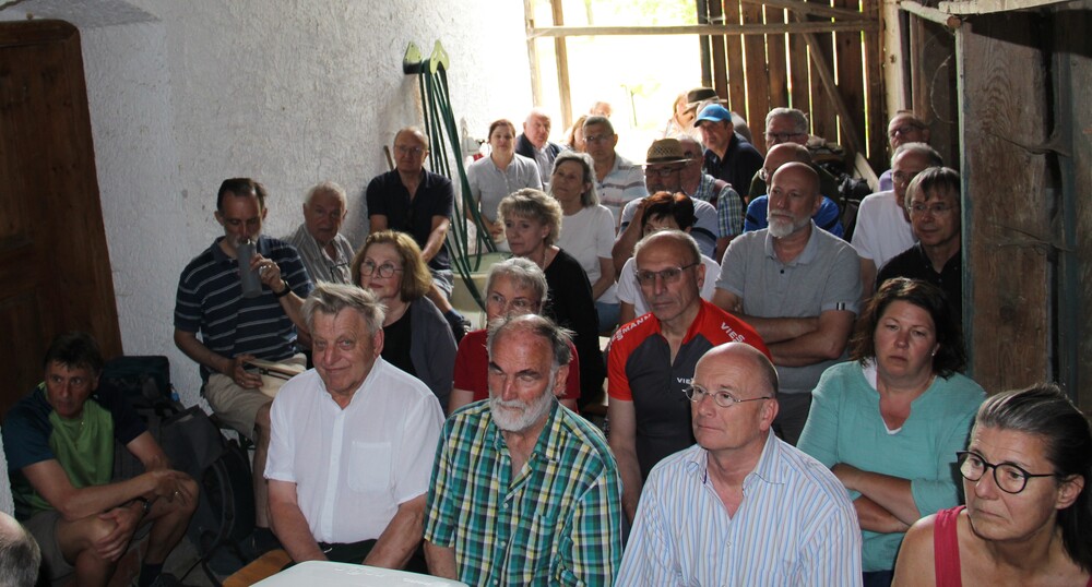 Die Teilnehmer und Teilnehmerinnen der 18. Jägerstätter-Wlslfahrt im Stadl des Jägerstätterhauses