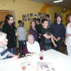 Firmlinge im Seniorenheim