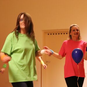 Föhnfarisur trifft Schulterpolster - Das Motto dieses Festes