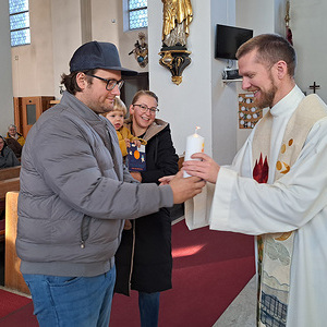 Die Eltern erhalten die Kerzen