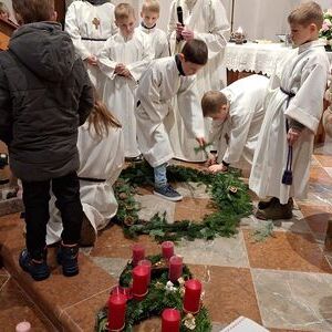 mit Adventkranzsegnung