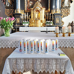 Kerzen mit den Namen der Täuflinge