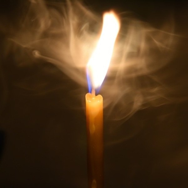 angezündete orthodoxe Kerze 