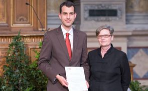 Univ.-Ass. Dr. Philipp Klutz mit Univ.-Prof.in Dr.in Weigelin-Schwiedrzik, Vizerektorin für Forschung und Nachwuchsförderung der Universität Wien. 
