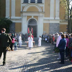 Palmweihe vor der Kirche