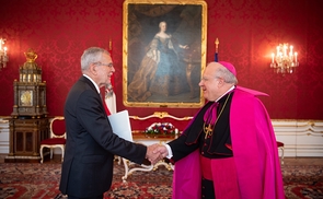 Der neue Apostolische Nuntius Pedro Lopez Quintana (r.) bei Bundespräsident Alexander van der Bellen