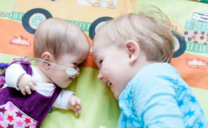 Das KinderPalliativNetzwerk unterstützt Familien mit schwer kranken Kindern. 