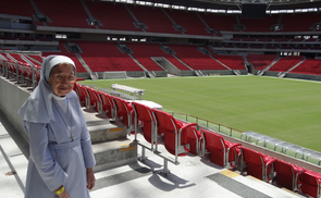 Don Bosco Schwester Carlotta im neuen WM Stadion von Recife. Foto: Jugend Eine Welt