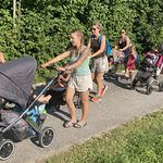 Die größeren Kinder gehen selbst, die kleineren sind im Kinderwagen mit dabei