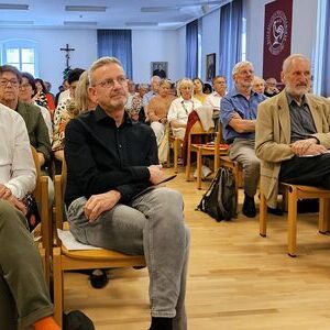 v.l.: Marketingleiter Leo Lindtner und Betriebsdirektor Sven Fischer, Landestheater Linz; Domprobst Willi Vieböck und Bischofsvikar Hans Hintermaier