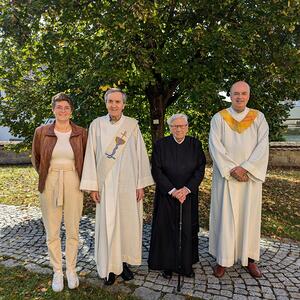Gruppenfoto v.l.n.r.: PGR Obfrau Johanna Nösslböck, Diakon Wolfgang Reisinger, em. Pfarrer Josef Pesendorfer, Pfarrassistent Thomas Hofstadler