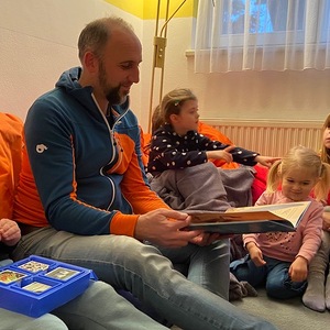 Kinder lauschen den Geschichten