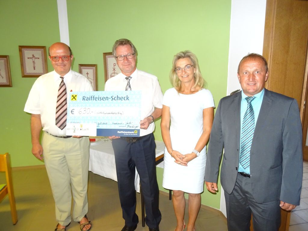 Scheckübergabe zur Kirchenrenovierung                      