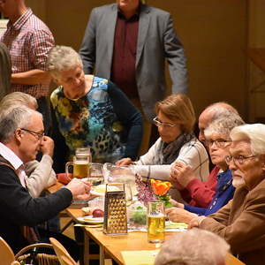 gesegnete Speisen werden verzehrt