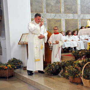 in der rund 700 jahren Alten Stadtpfarrkirche in Gmunden - immer am 15. August verkaufen die Goldhaubenfrauen Kr?uterbuschen - am Foto: Pfarrer Gerald Gayrhofer segnet die Blumen und Kr?uter
