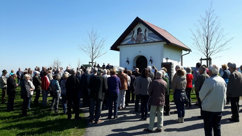 Menschen vor der Kapelle in Haibachht in Eferding