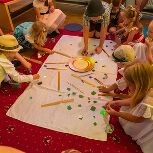 Fronleichnam Pfarre Kirchdorf an der KremsBild: Stadtkapelle Kirchdorf an der Krems spielt beim Gottesdienst und Prozession