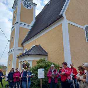 Vor der Kirche in Hilkering