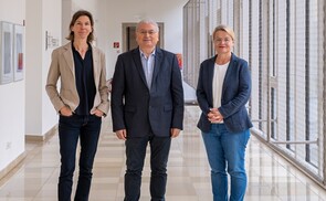 Marion Huber, Vorstand Caritas Oberösterreich, Leitung Fachbereich Nothilfe und Zusammen-leben, Leitung Internationale Hilfe; Mümtaz Karakurt, Geschäftsführer migrare – Zentrum für MigrantInnen OÖ und Silvia Breitwieser, Leiterin TelefonSeelsorge OÖ 