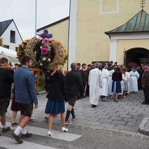 Der Festzug zieht in die Pfarrkirche ein