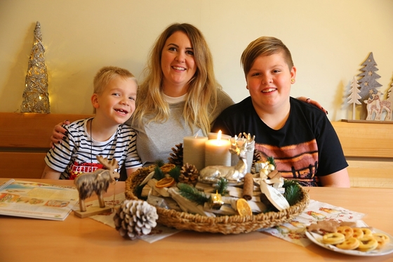 Caritas-Mitarbeiterin Sandra Urferer aus Feldkirchen mit Pascal (l.) und Leon
