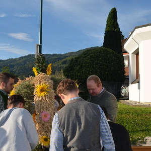Die Landjugend bei den letzten Vorbereitungen an der Erntekrone