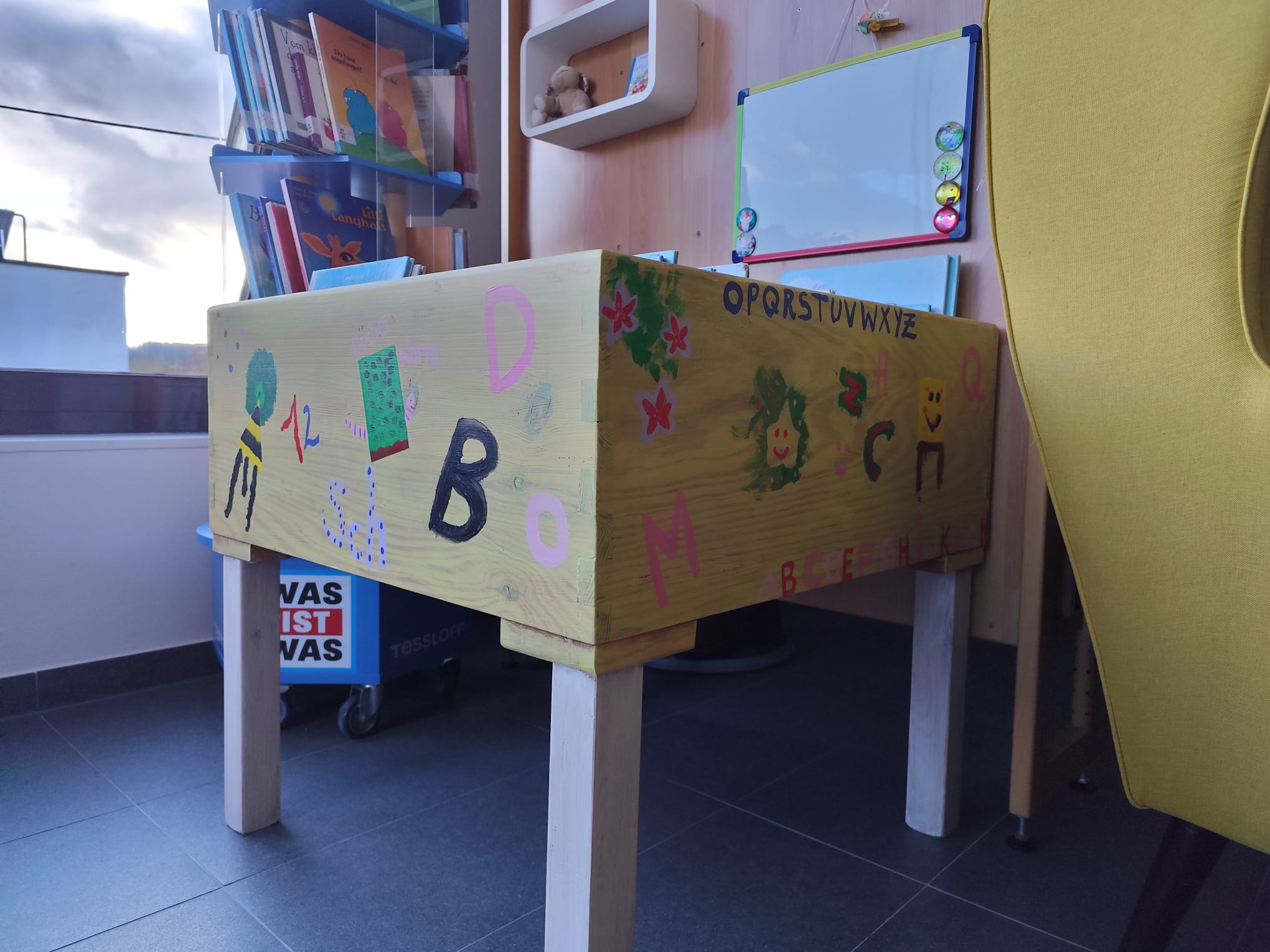 Bemalen der Bücherschütten / G.Höglinger Bemalen der Bücherschütten