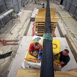 Exakte Positionierung des neuen Altars auf der Altarinsel