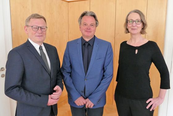 Neuer Dekan, neue Studiendekanin ab 1.9.2022. Von links: Rektor Univ.-Prof. Dr. Christoph Niemand, Univ.-Prof. Dr. Stephan Grotz, Univ.-Prof. Dr. Ilaria Hoppe.